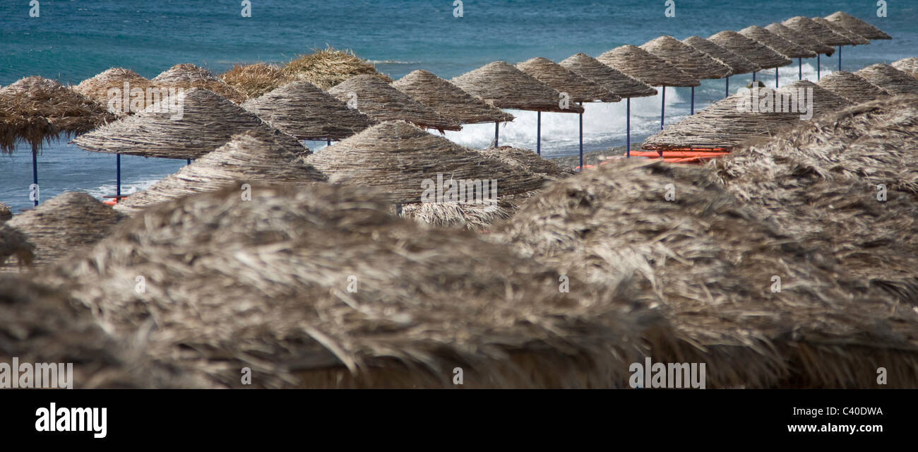 Wicker parapluie de plage, parasol à Perissa, Santorin, Cyclades, Grèce Banque D'Images