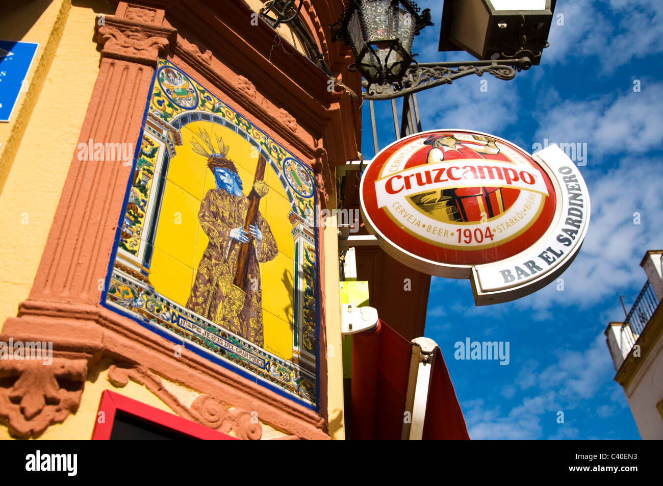 Peinture murale religieuse et la bière enseigne publicitaire sur un bar-café dans la ville Banque D'Images