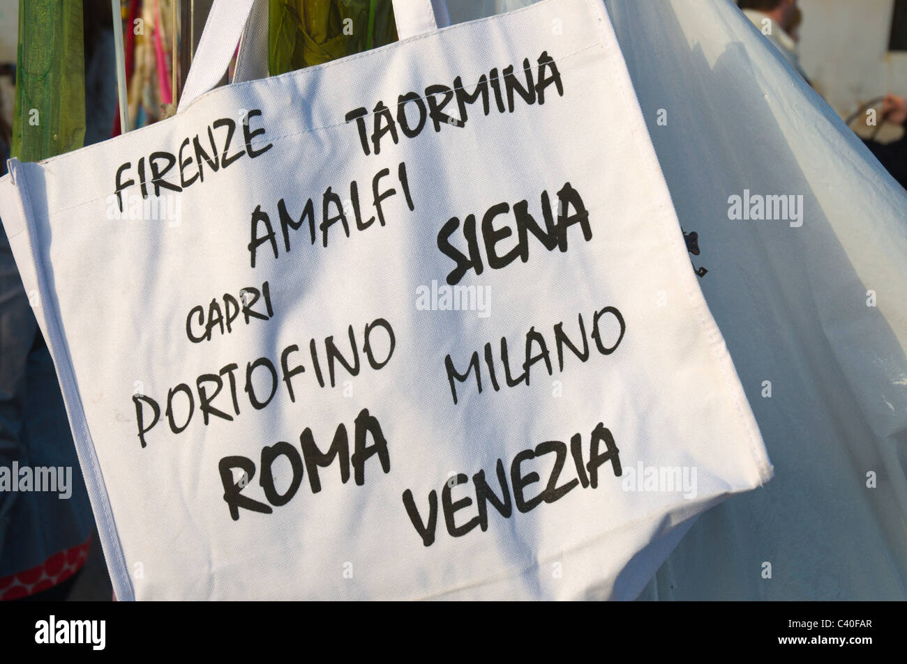 Panier avec de célèbres destinations de vacances italien écrit dessus à un étal de souvenirs Europe Italie Venise Banque D'Images