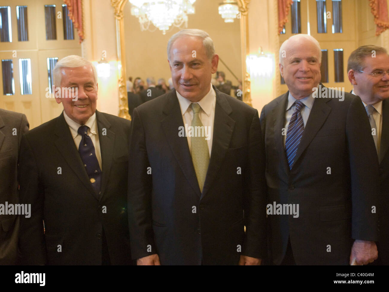 Le Premier ministre israélien Benjamin Netanyahu (C) se réunit avec les sénateurs américains y compris (L-R) Le sénateur Richard Lugar (R-D), le sénateur John McCa Banque D'Images