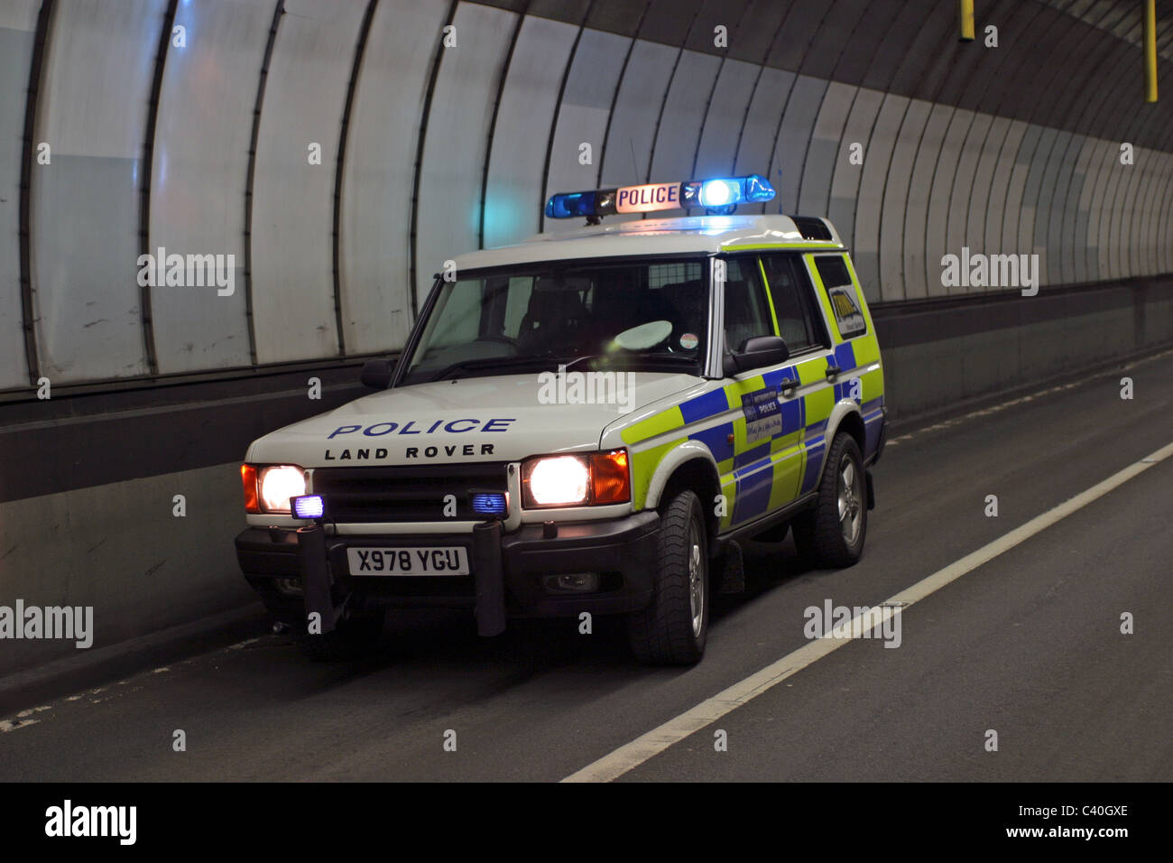 Land Rover Discovery de la police dans un tunnel Banque D'Images