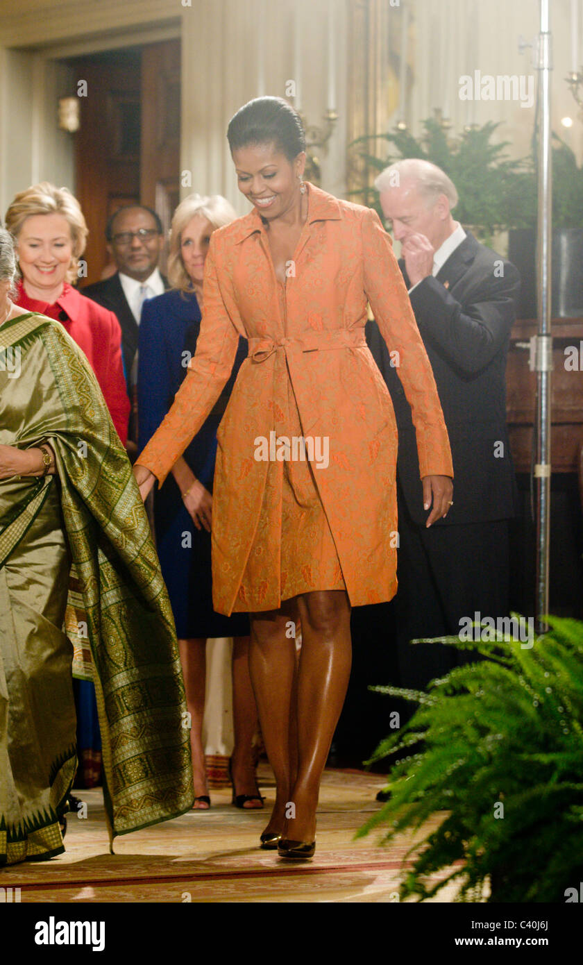 Première Dame Michele Obama attend que le président des États-Unis, Barack Obama, la bienvenue à M. Manmohan Singh, le premier ministre indien, et sa femme G Banque D'Images