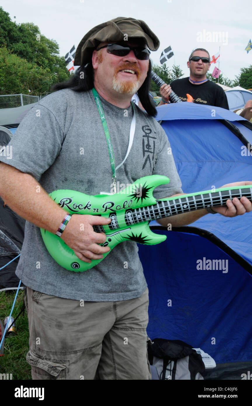 Blow up blowup gonflable vert jouet guitare prétendre Banque D'Images