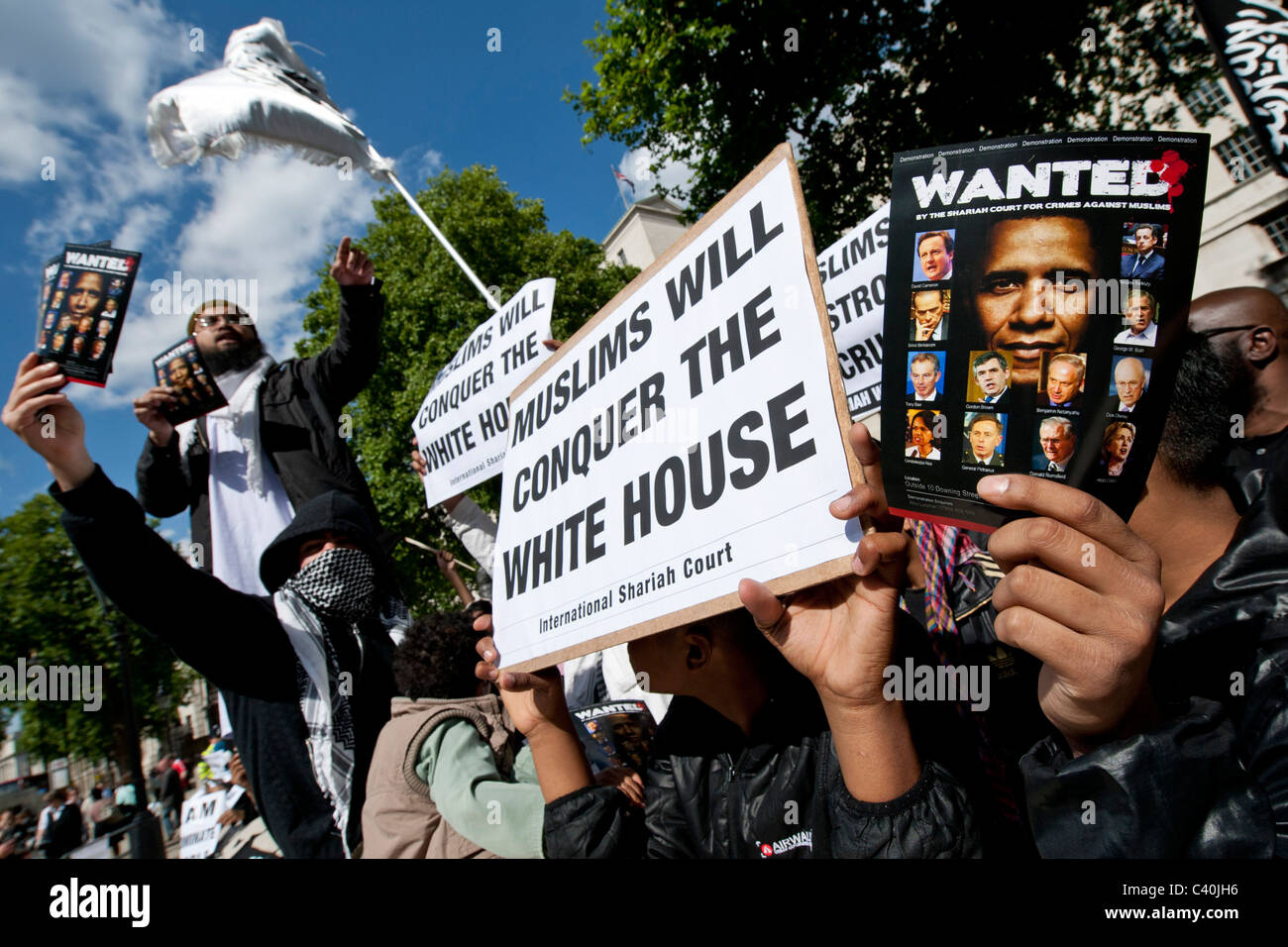 Le tribunal islamique pour les crimes contre les musulmans est titulaire voulait des affiches pour le président américain Barack Obama à Whitehall au cours de sa visite d'état Banque D'Images