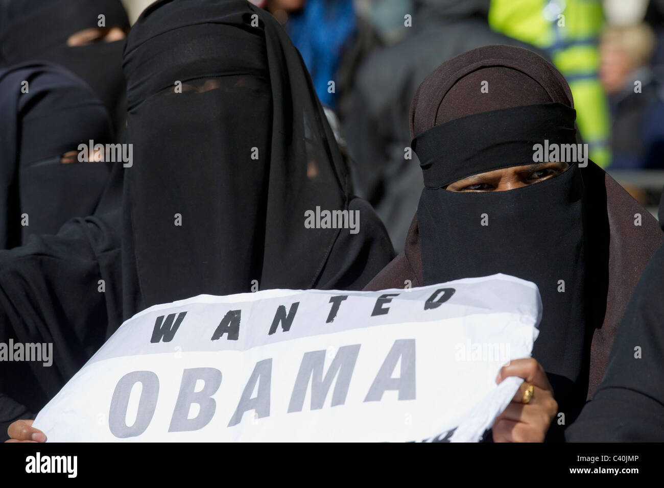 Le tribunal islamique pour les crimes contre les musulmans est titulaire voulait des affiches pour le président américain Barack Obama à Whitehall au cours de sa visite d'état Banque D'Images