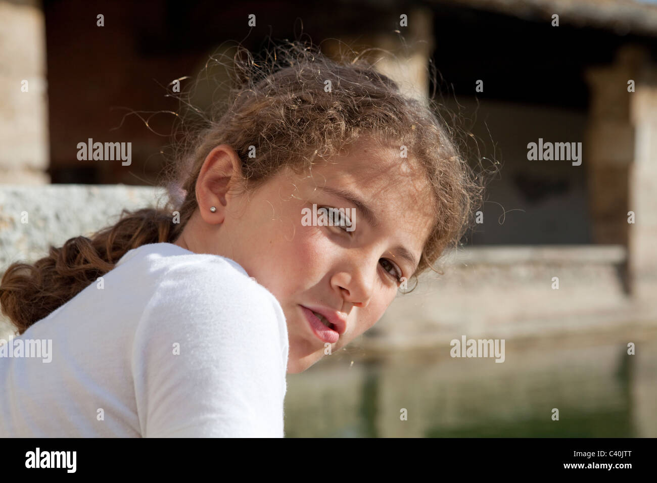 Jeune fille à la piscine thermale de Bagno Vignoni, Sienne, Italie Banque D'Images
