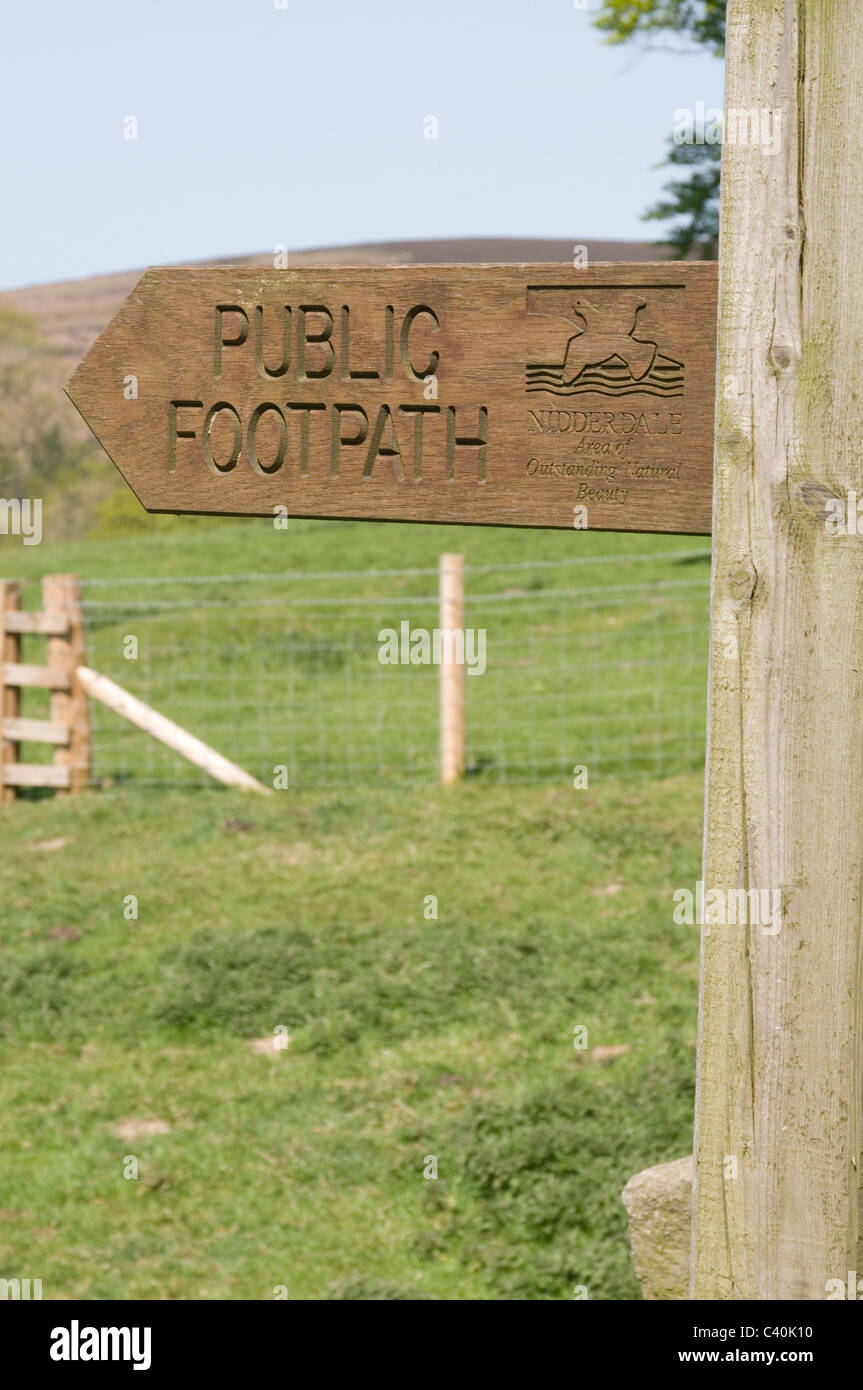 Sentier public sentier sentiers sentiers signes signe droit de passage de l'homme accès aux campagnes campagne poster posts signpost Banque D'Images