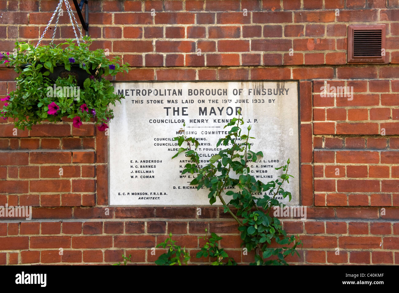 London Kings Cross , pierre , Conseil sur le logement social ou bloc d'appartements ou appartements pierre posée par le maire en 1933 hanging basket Banque D'Images