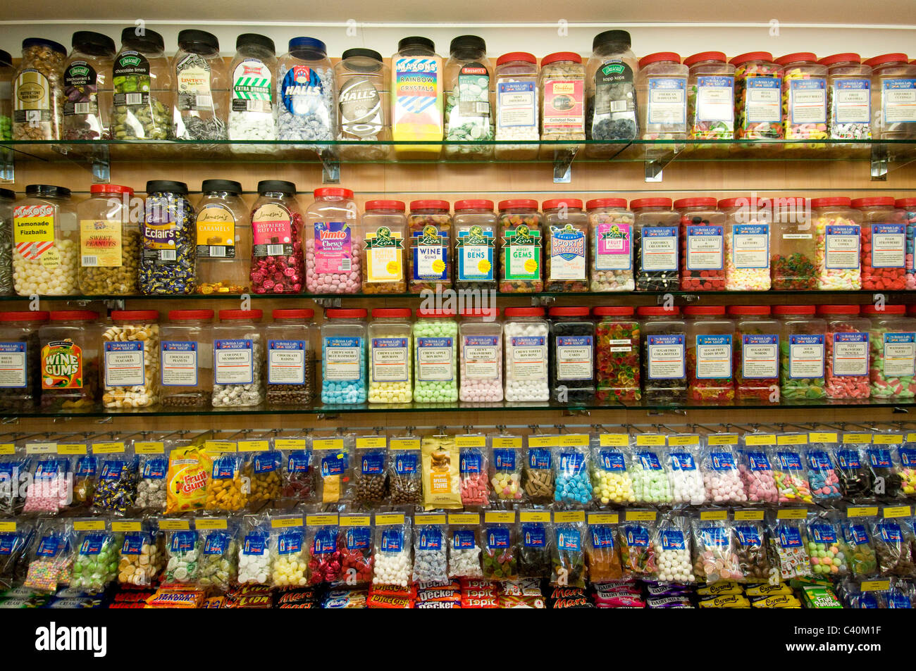 Old fashioned sweet shop bocaux jar tablettes tablettes confiserie Banque D'Images