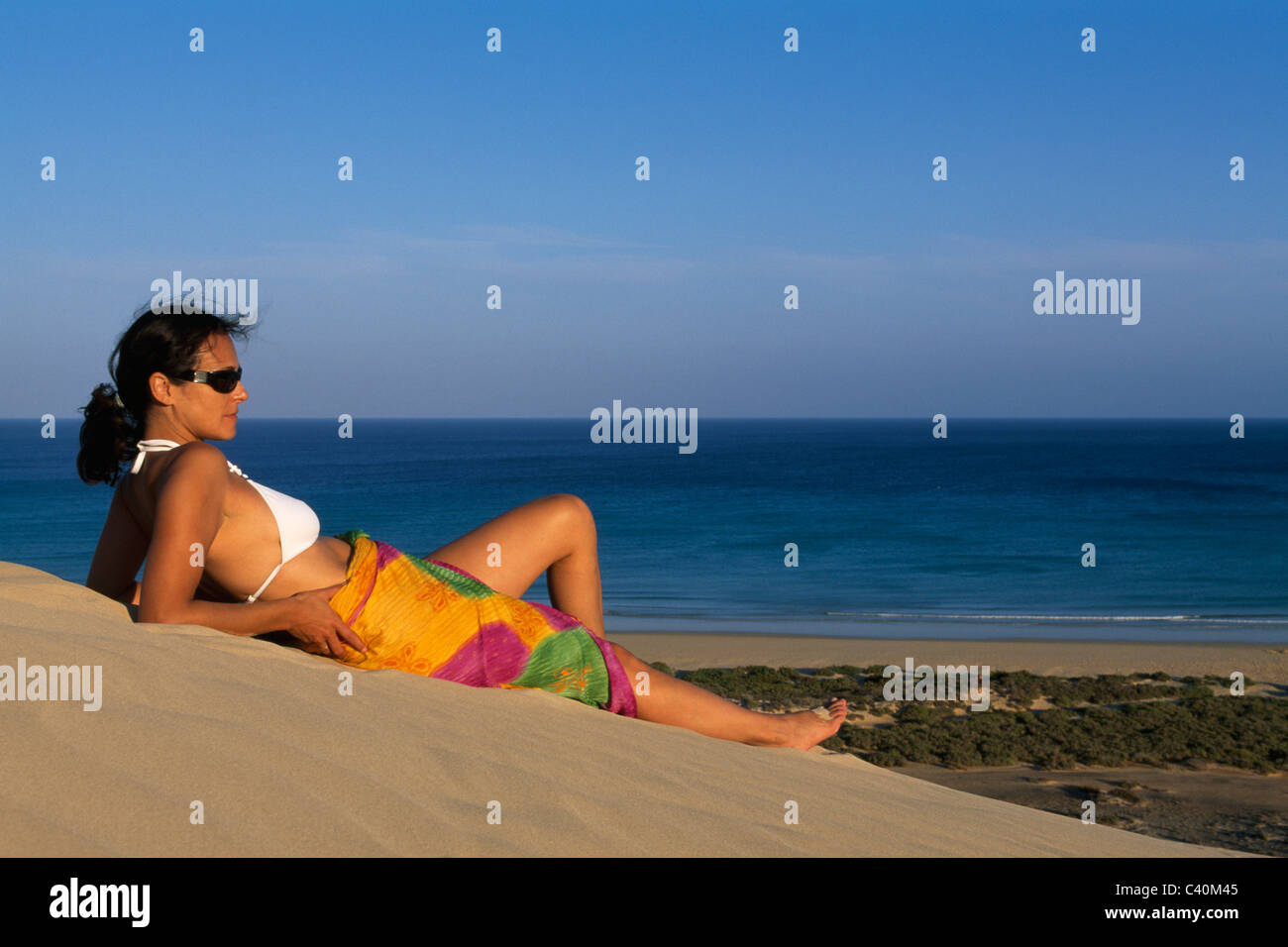Parution du modèle, dunes, Risco del Paso, Fuerteventura, îles Canaries, Îles britanniques, Espagne, femme, sable Banque D'Images