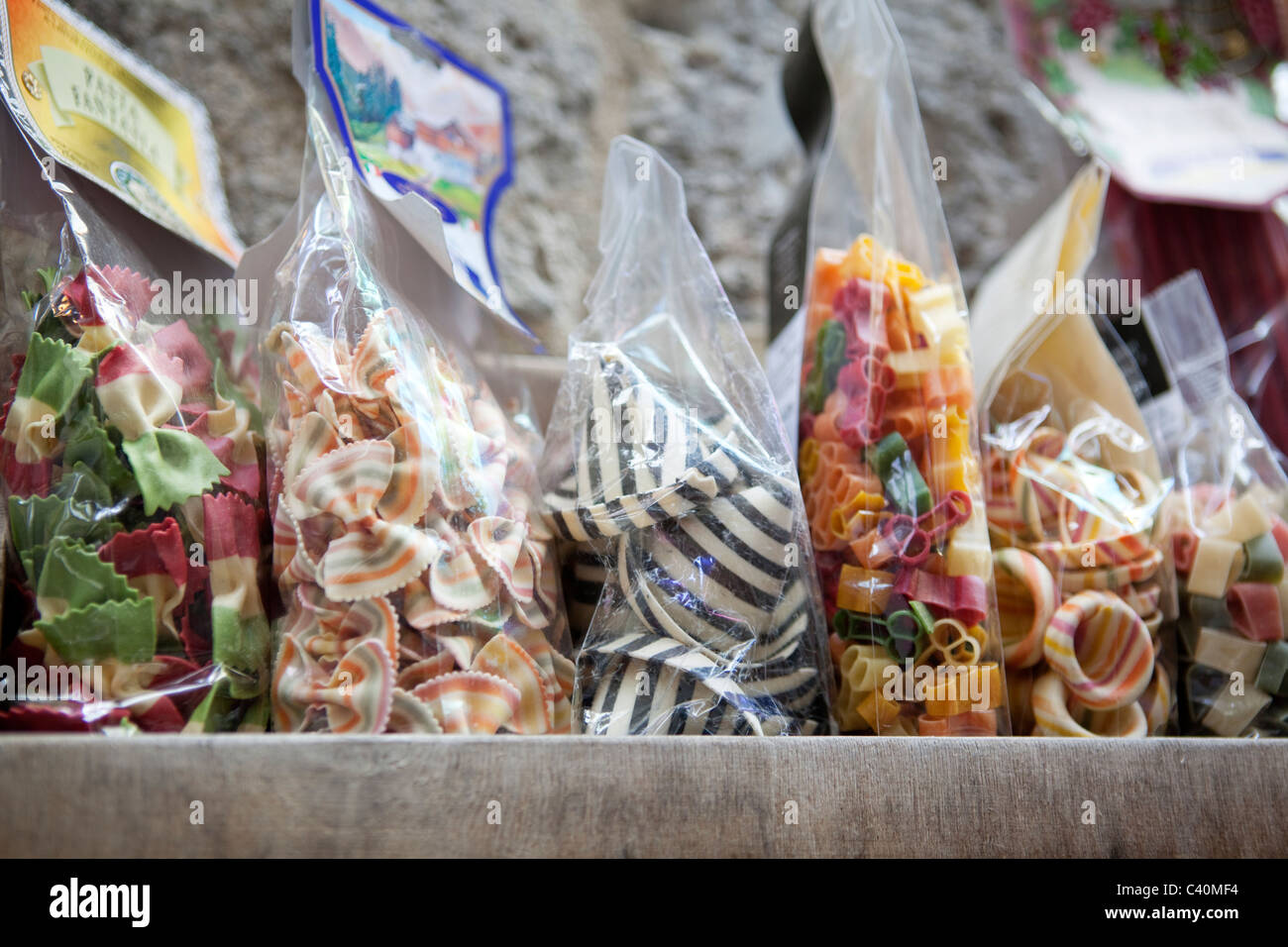 Les pâtes italiennes colorés dans des sacs en plastique pour les vendre aux touristes à Sienne, Toscane, Italie Banque D'Images