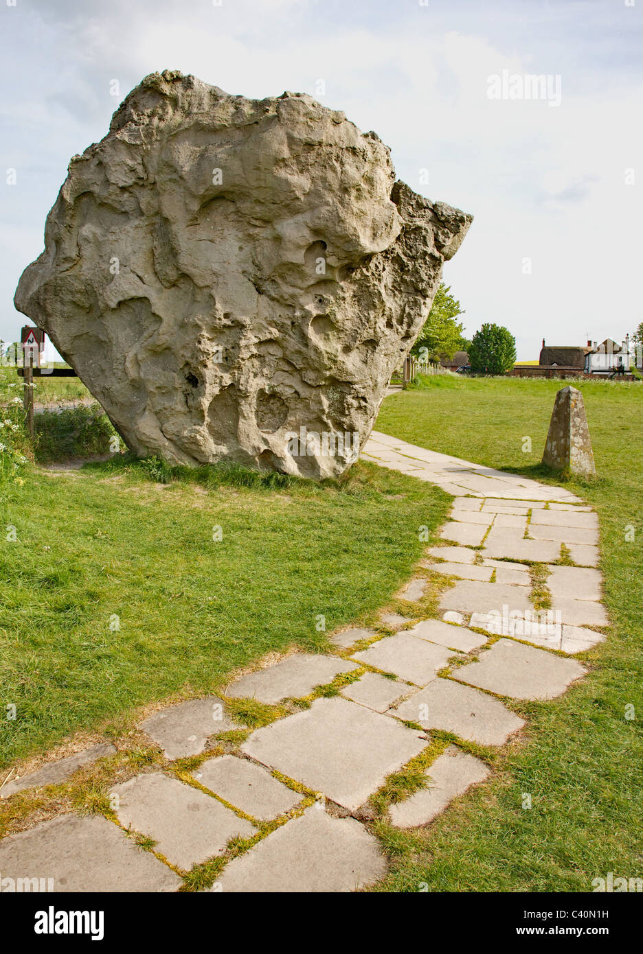 Dans la partie extérieure de sarsen massive stone circle à Avebury Wiltshire probablement pesant plus de 40 tonnes Banque D'Images