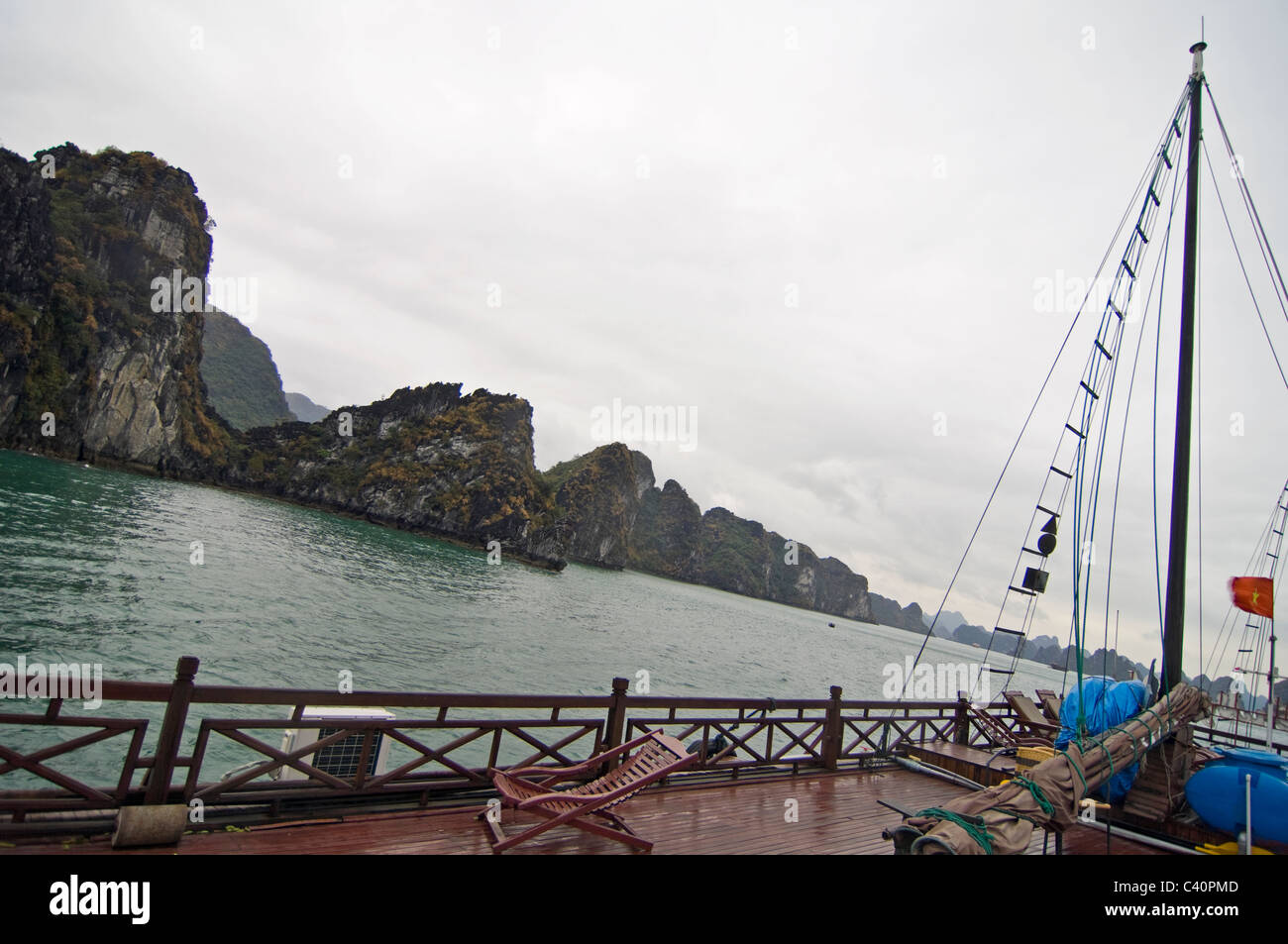 Vue horizontale des karsts calcaire (roches) dans la baie d'Halong depuis le pont d'une Jonque traditionnelle en bois utilisé pour les guides touristiques. Banque D'Images
