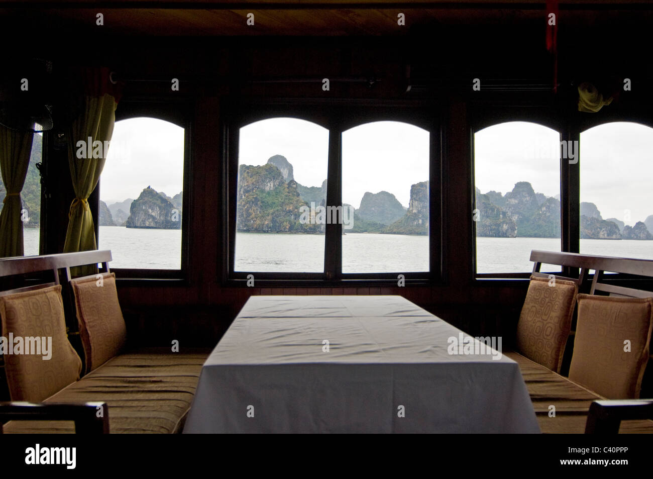 Vue horizontale des karsts calcaire (roches) dans la baie d'Halong depuis l'intérieur d'une Jonque traditionnelle en bois utilisé pour les guides touristiques. Banque D'Images