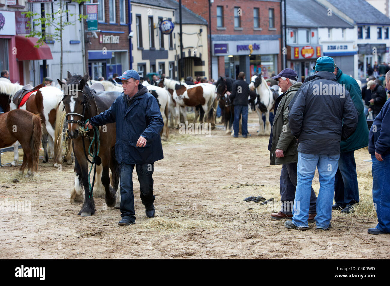 L'homme cheval cheval passé leader des opérateurs au cours de l'ballyclare may fair le comté d'Antrim en Irlande du Nord Banque D'Images