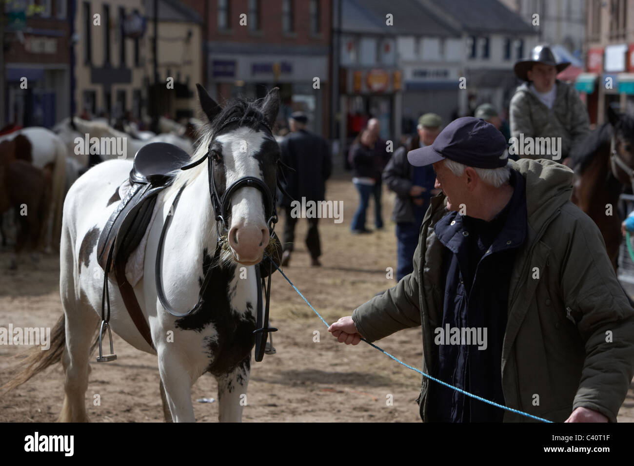 L'homme cheval menant sur la rue principale au cours de marchandage ballyclare may fair le comté d'Antrim en Irlande du Nord Banque D'Images