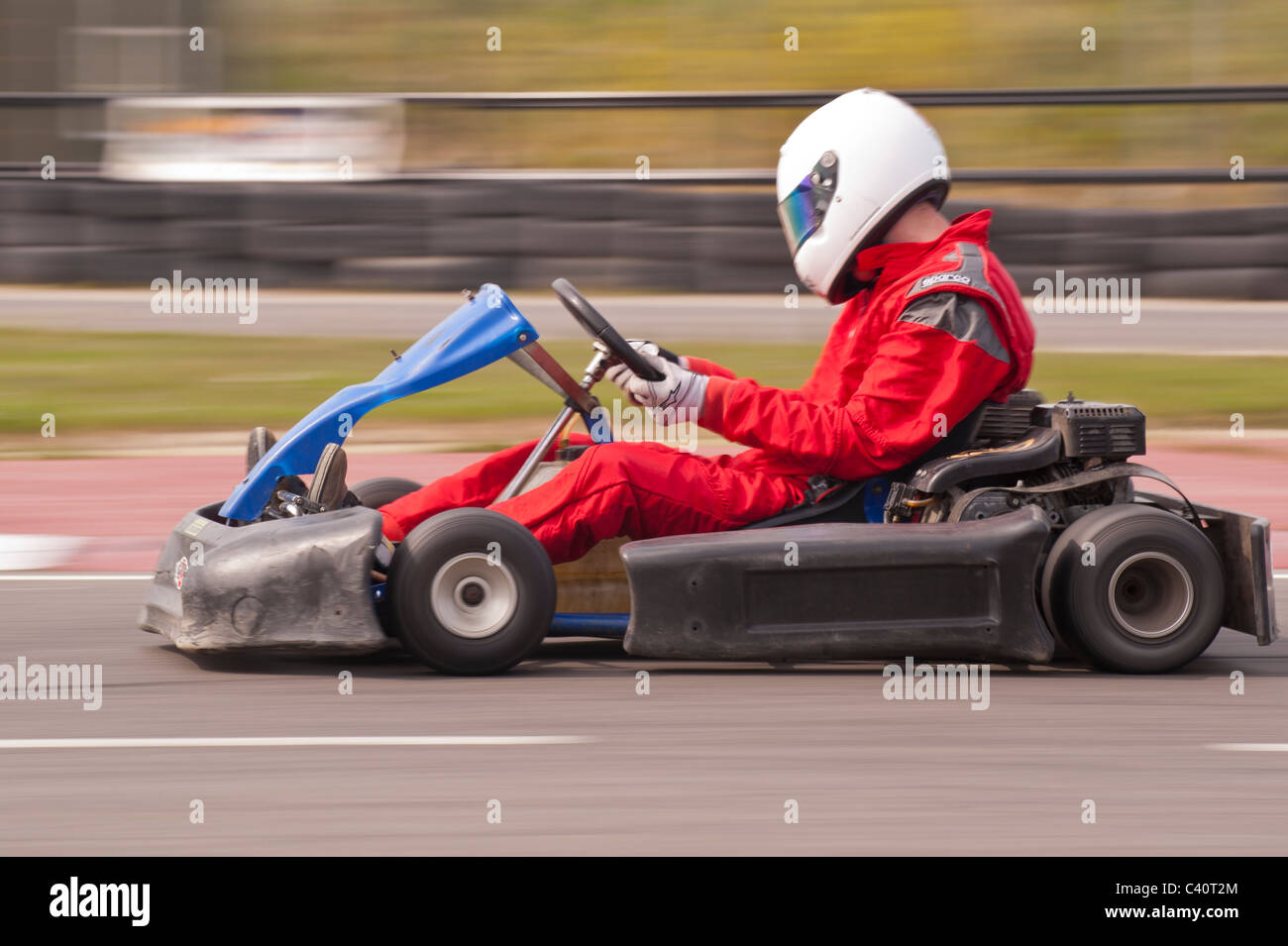 Un go-cart fonctionnant à essence flou délibéré montrant sur une piste de course au Royaume-Uni Banque D'Images