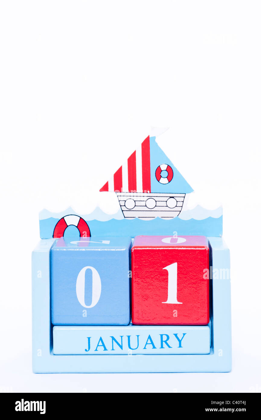 Un calendrier en bois indiquant la date du 1er janvier, le jour de l'an ( ) sur un fond blanc Banque D'Images