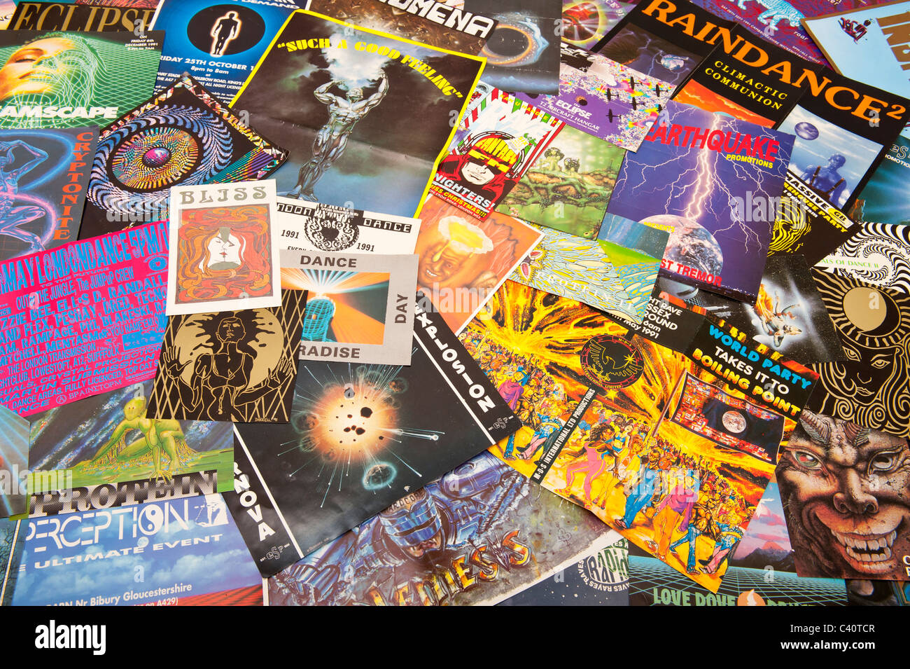 Une sélection de dépliants de Raves principalement en 1991 de la scène rave au Royaume-Uni Banque D'Images