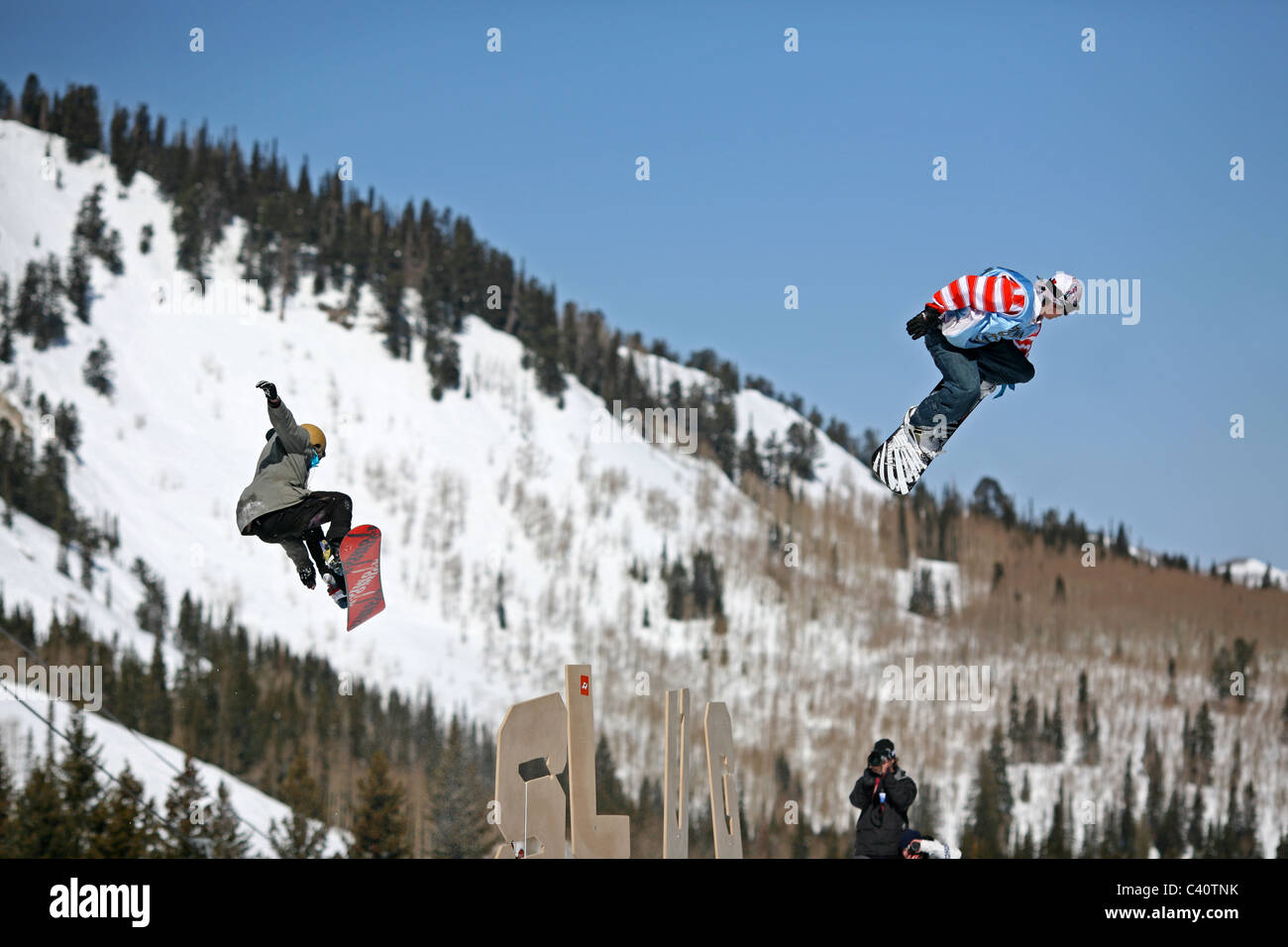 Les snowboarders frapper un saut lors d'une compétition de ski à Brighton. Salt Lake City, Utah, United States, Amérique du Nord. Banque D'Images