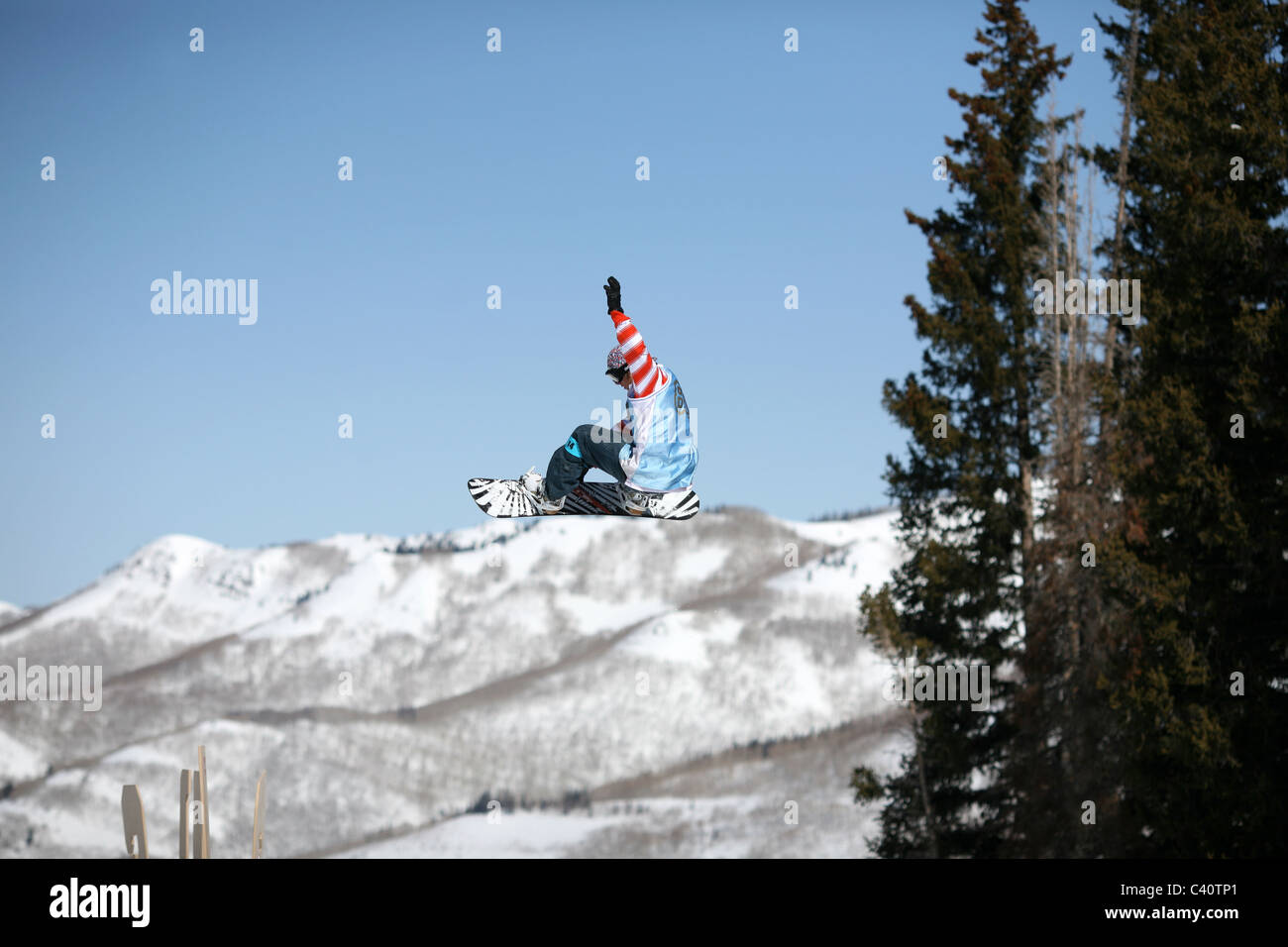 Snowboarder obtenir de l'air à Brighton Ski Resort. Salt Lake City, Utah, United States, Amérique du Nord Banque D'Images