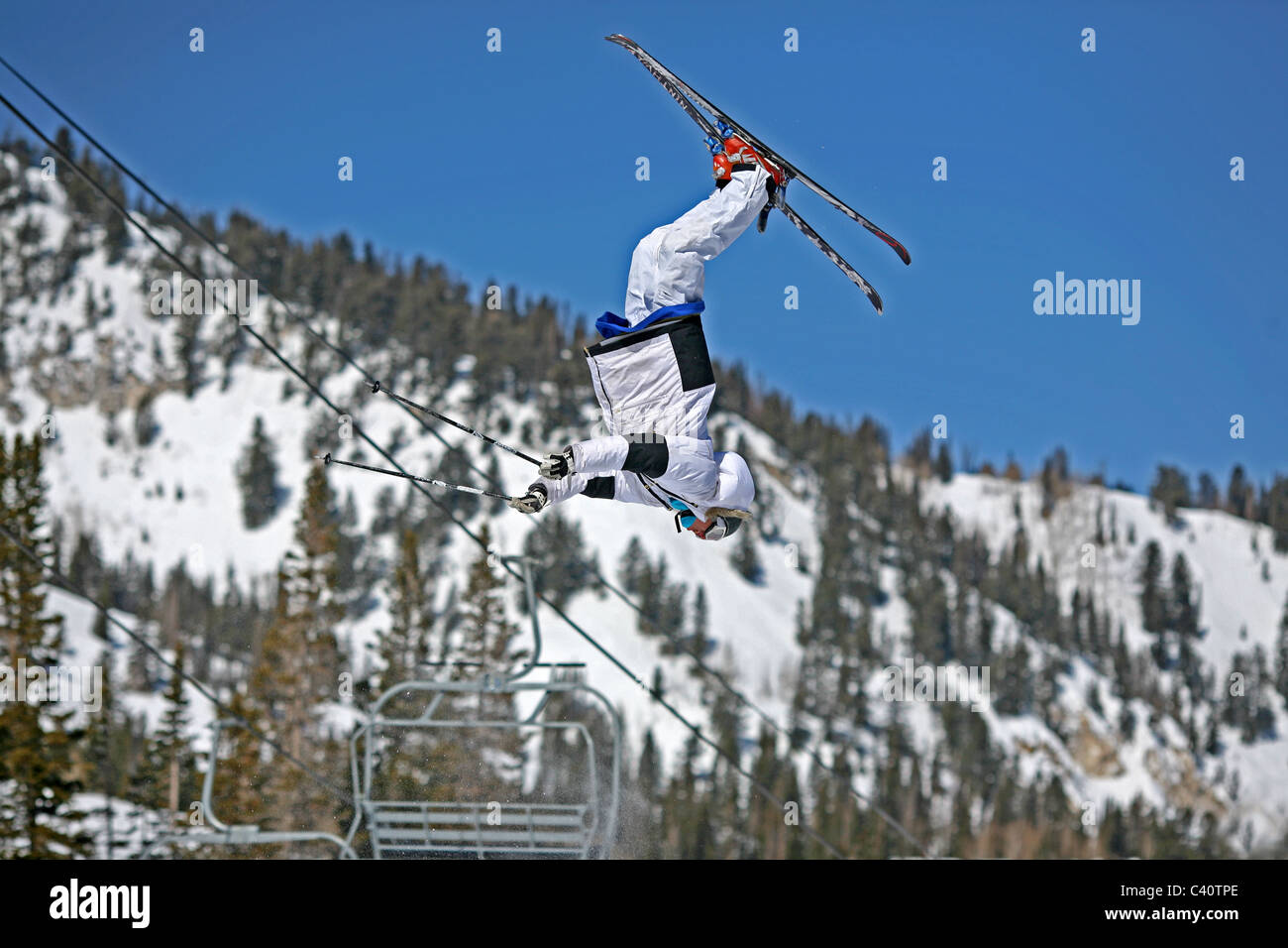 Le skieur effectue un saut périlleux sur un saut durant la compétition à Brighton Ski Resort. Salt Lake City, Utah, United States, North Ame Banque D'Images