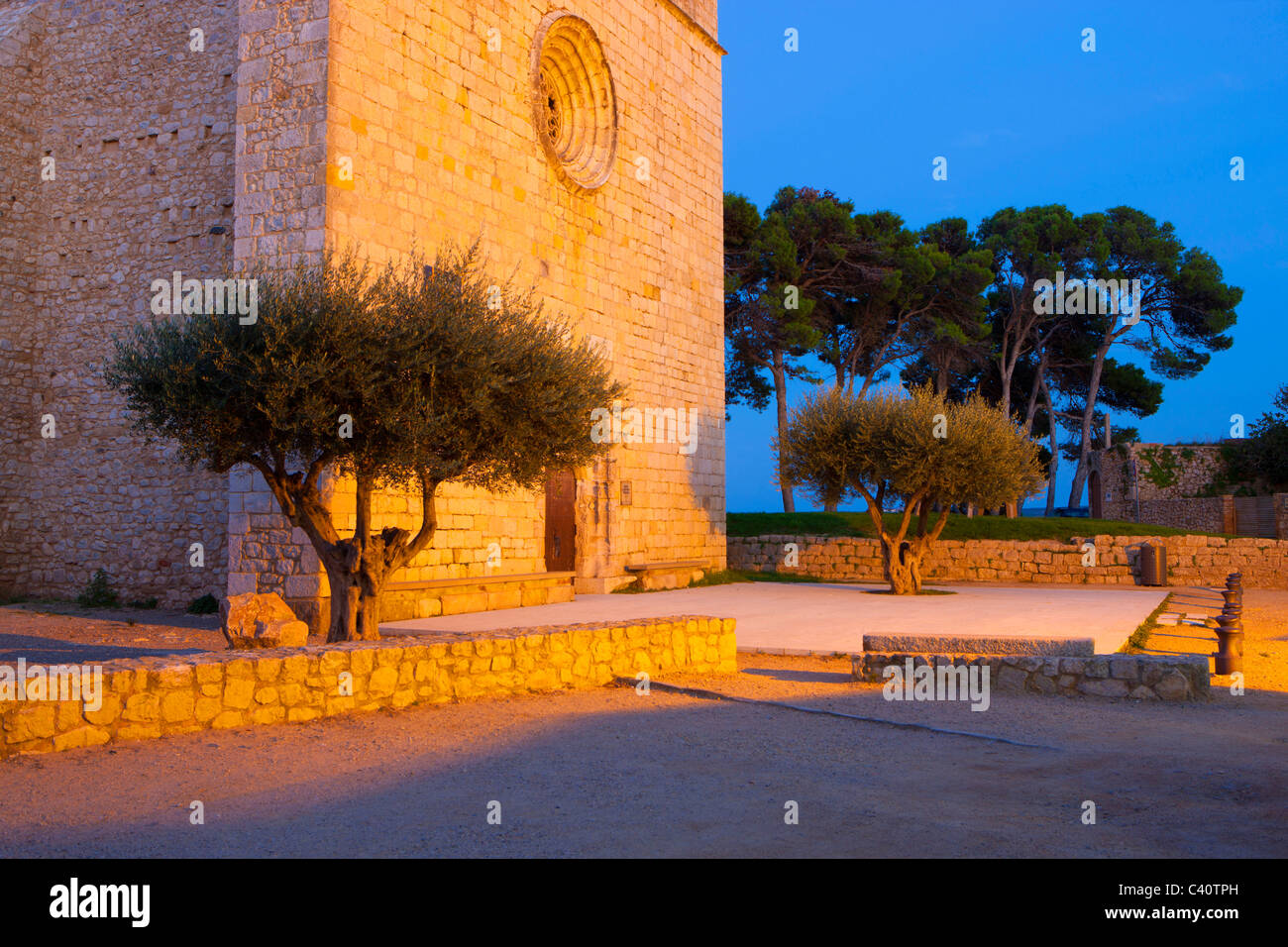 Sant Marti d'Empuries, Espagne, Europe, Catalogne, Costa Brava, village, place du village, église, oliviers, pins, crépuscule, l'éclairement du capteur pour Banque D'Images