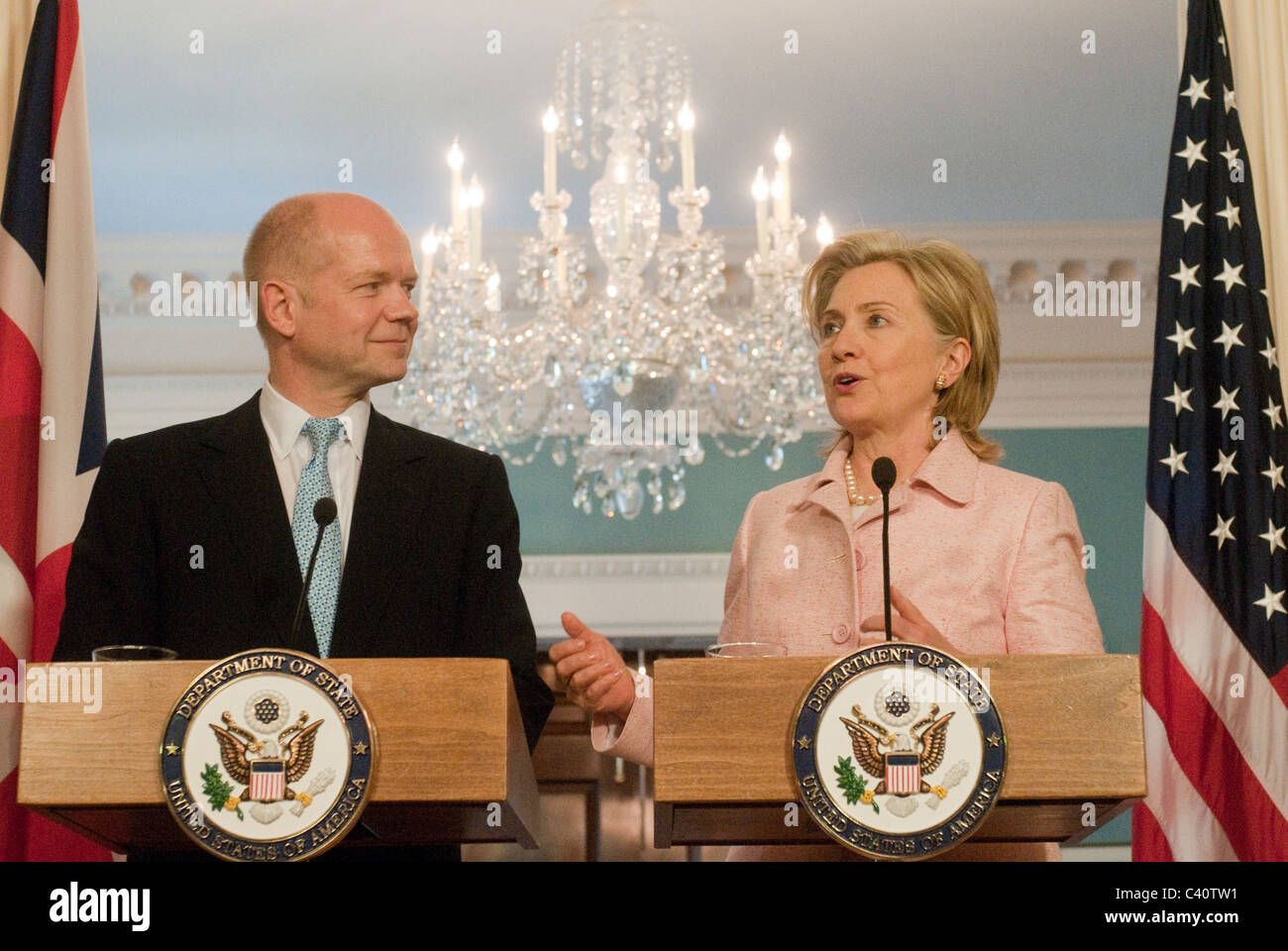 La secrétaire d'Etat américaine Hillary Clinton rencontre un ministre britannique des affaires étrangères William Hague avant une réunion bilatérale , à la Banque D'Images