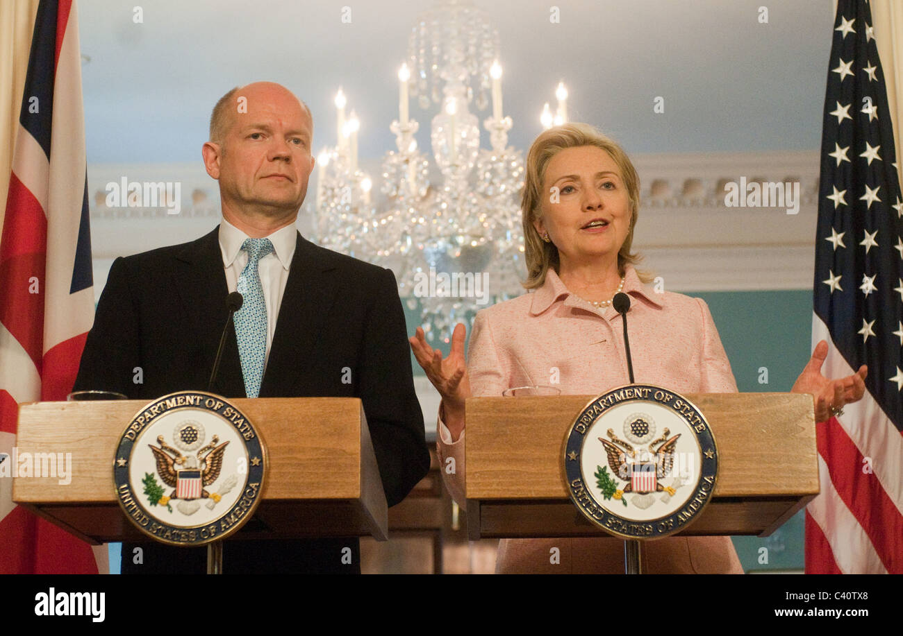 La secrétaire d'Etat américaine Hillary Clinton rencontre un ministre britannique des affaires étrangères William Hague avant une réunion bilatérale , à la Banque D'Images