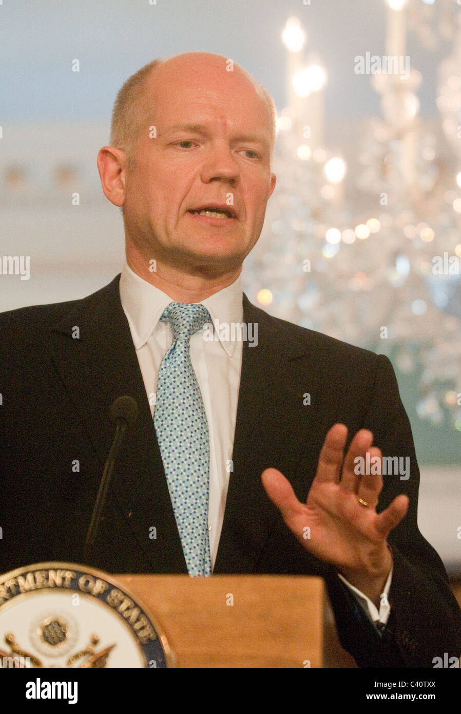 La secrétaire d'Etat américaine Hillary Clinton rencontre un ministre britannique des affaires étrangères William Hague avant une réunion bilatérale , à la Banque D'Images