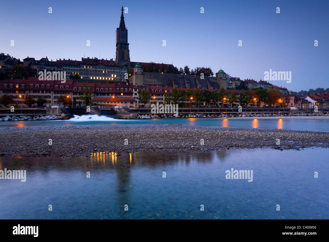 Bern, Berne, Suisse, Europe, le canton de Berne, ville, ville, capitale, rivière, écoulement, AAR, Vieille Ville, église, Munster, crépuscule, illumina Banque D'Images