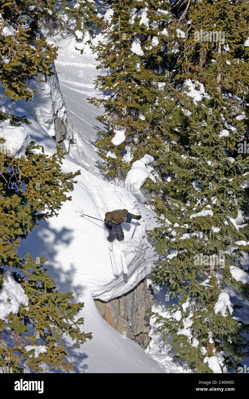 Le skieur bénéficie d'de poudreuse dans Brighton Ski Resort. Salt Lake City, Utah, United States, Amérique du Nord Banque D'Images