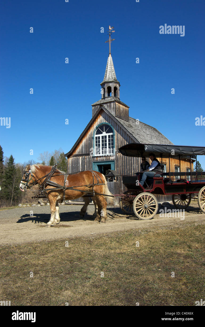Transport chevaux Percheron film set église en bois à l'Auberge Le Baluchon outdoors adventure resort riviere du loup Banque D'Images