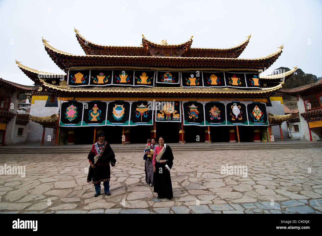 Pèlerins tibétains de la province de Qinghai visite d'un beau temple tibétain de Langmusi. Banque D'Images