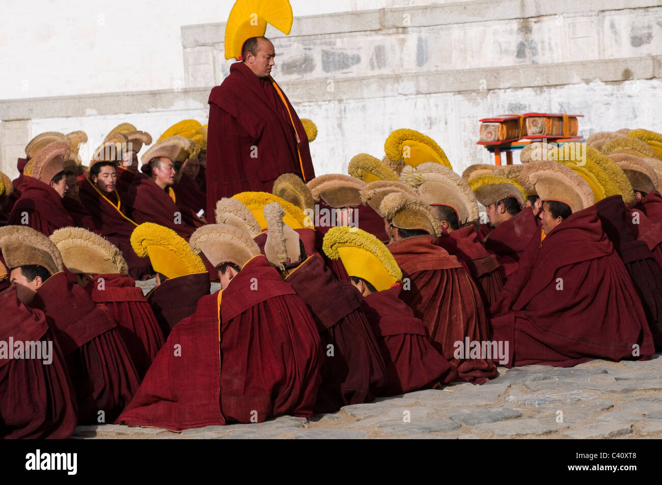 Moines bouddhistes tibétains durant une cérémonie religieuse dans le monastère de Labrang à Xiahe. Banque D'Images
