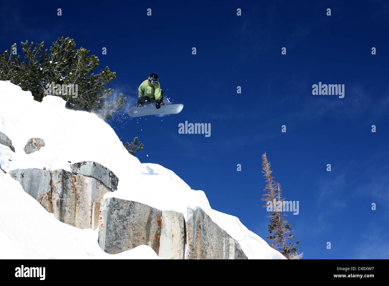 Planchiste exécute un saut à ski de Brighton dans les montagnes Wasatch. Salt Lake City, Utah, United States, Amérique du Nord Banque D'Images