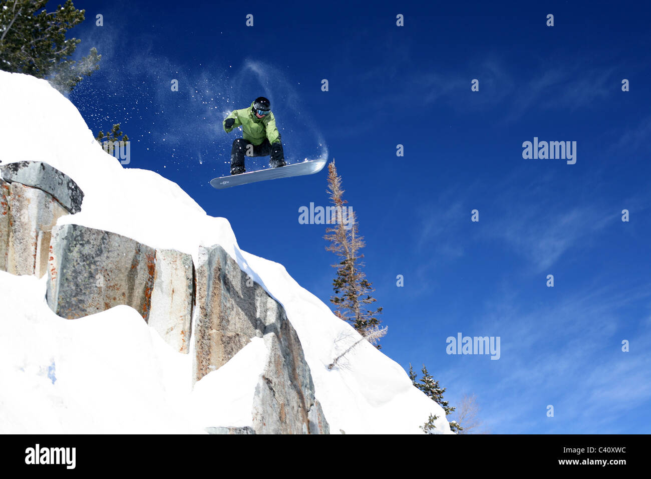 Planchiste exécute un saut à ski de Brighton dans les montagnes Wasatch. Salt Lake City, Utah, United States, Amérique du Nord Banque D'Images