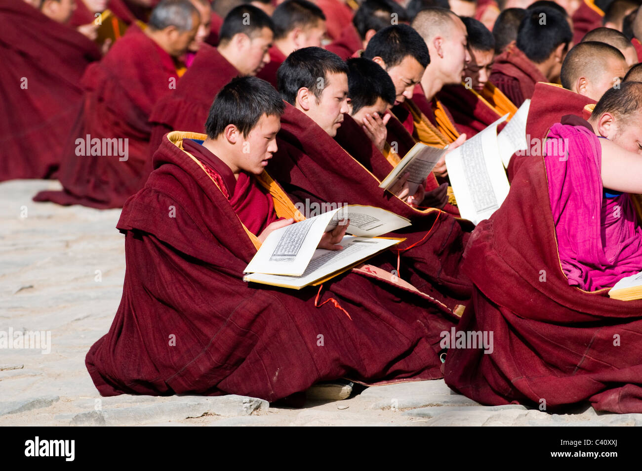 Moines bouddhistes tibétains durant une cérémonie religieuse dans le monastère de Labrang à Xiahe. Banque D'Images