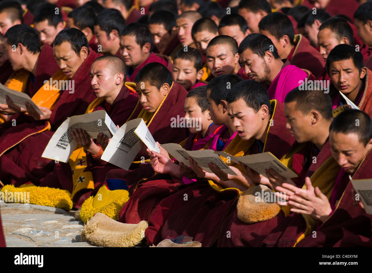 Moines bouddhistes tibétains durant une cérémonie religieuse dans le monastère de Labrang à Xiahe. Banque D'Images