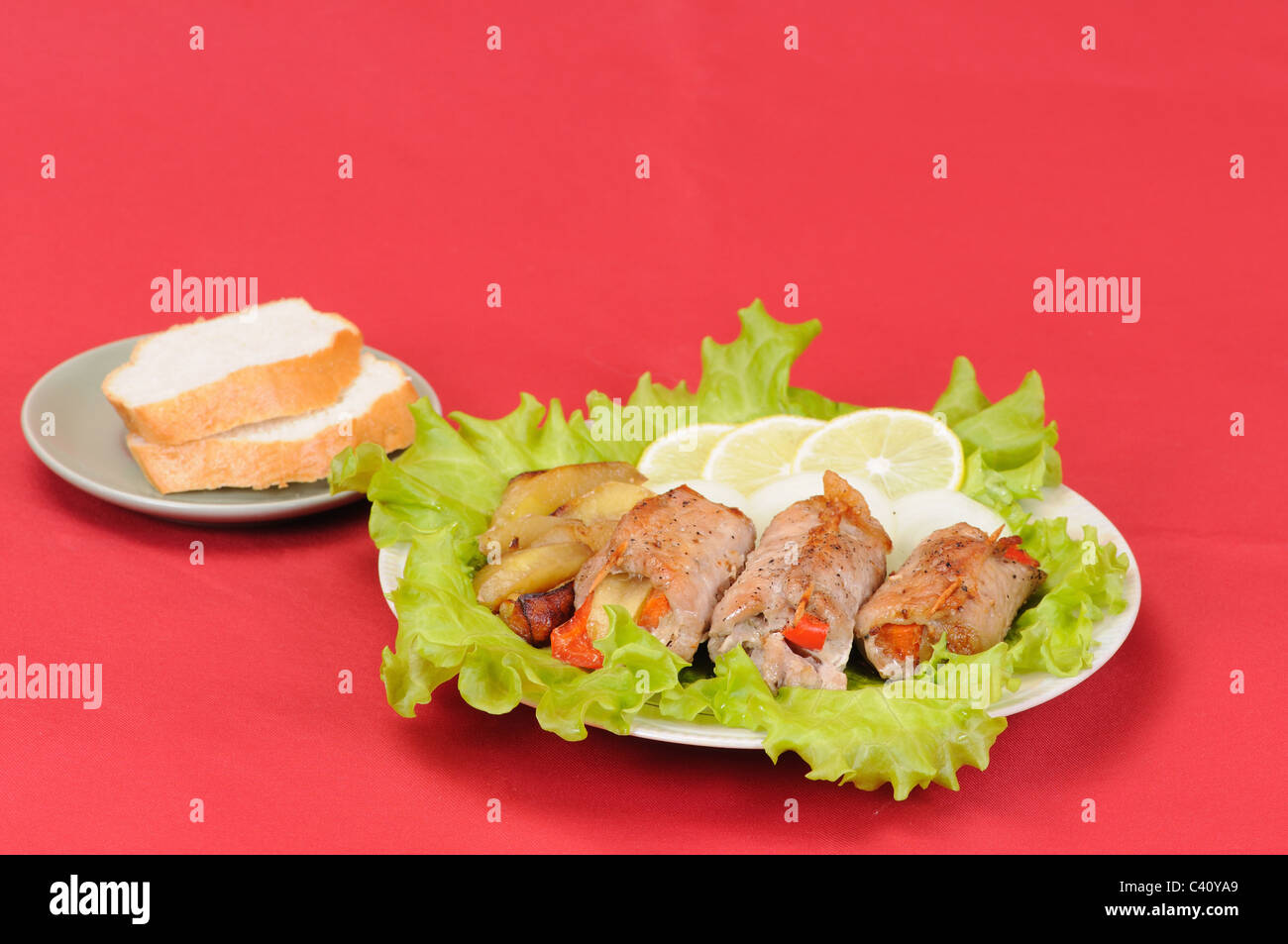 Meat Loaf sur feuille de salade avec un citron et un oignon Banque D'Images