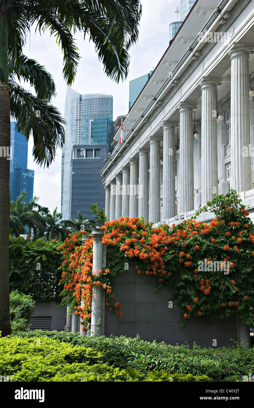 L'arrière Portique de Fullerton Hotel avec jardin République de Singapour Asie Banque D'Images