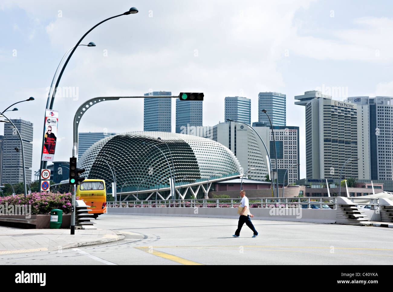 L'Esplanade Theatre moderne par la baie avec toit en forme de Durian fruit sur la rivière Singapour, République de Singapour Asie Banque D'Images