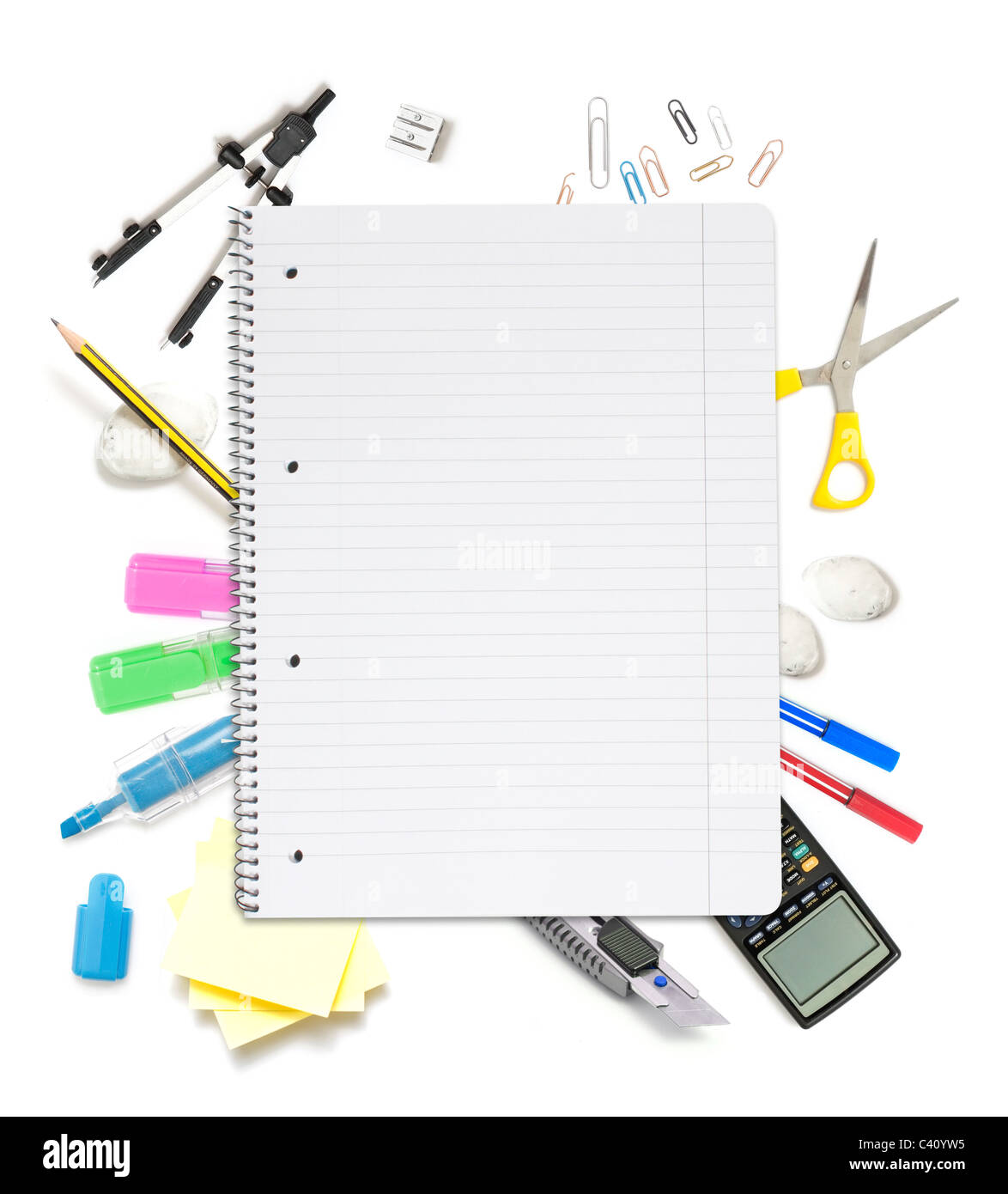 Le bloc-notes avec beaucoup d'objets de bureau Banque D'Images