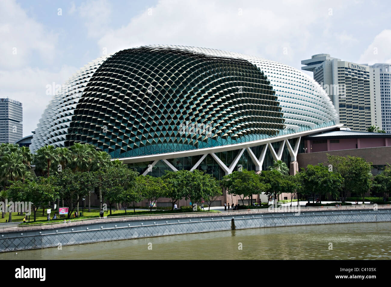 L'Esplanade Theatre moderne par la baie avec toit en forme de Durian fruit sur la rivière Singapour, République de Singapour Asie Banque D'Images