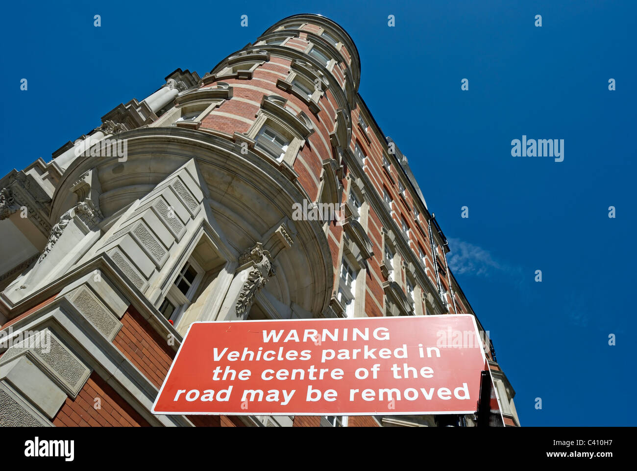 Parking Un panneau d'avertissement dans Kensington gore, Londres, Angleterre, avec Albert court apartments en arrière-plan Banque D'Images