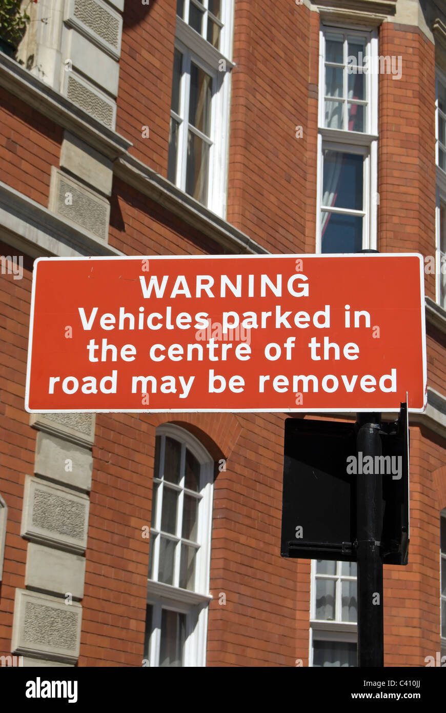 Parking Un panneau d'avertissement dans Kensington gore, Londres, Angleterre, avec Albert court apartments en arrière-plan Banque D'Images