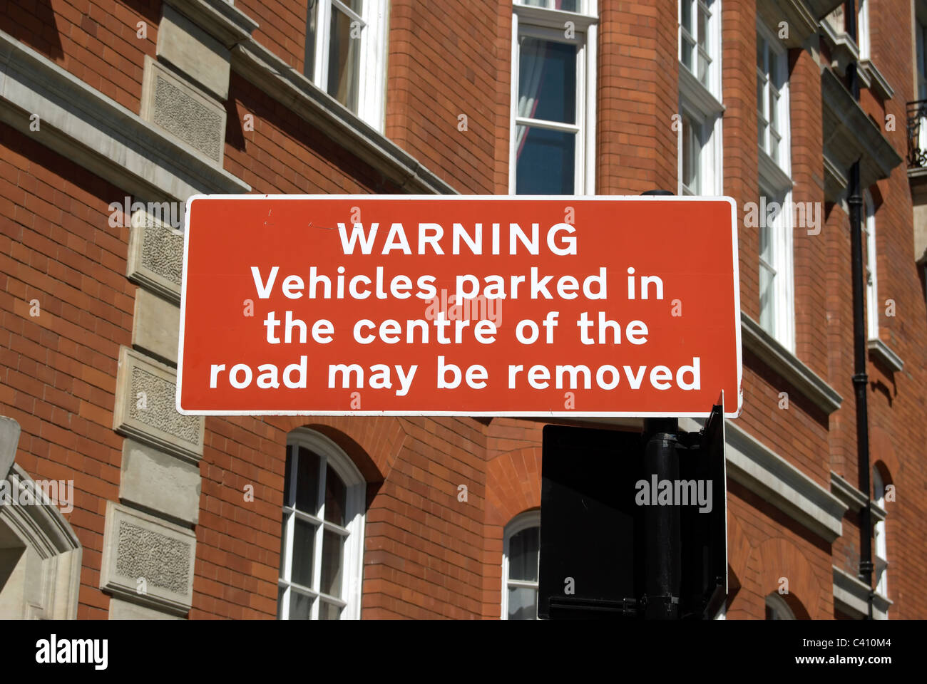 Parking Un panneau d'avertissement dans Kensington gore, Londres, Angleterre, avec Albert court apartments en arrière-plan Banque D'Images