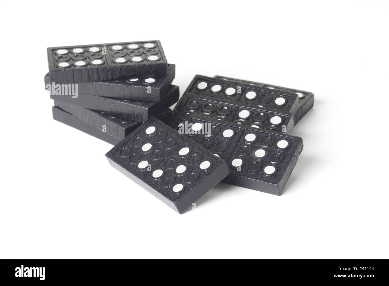 Blocs de domino en bois noir sur fond blanc Banque D'Images