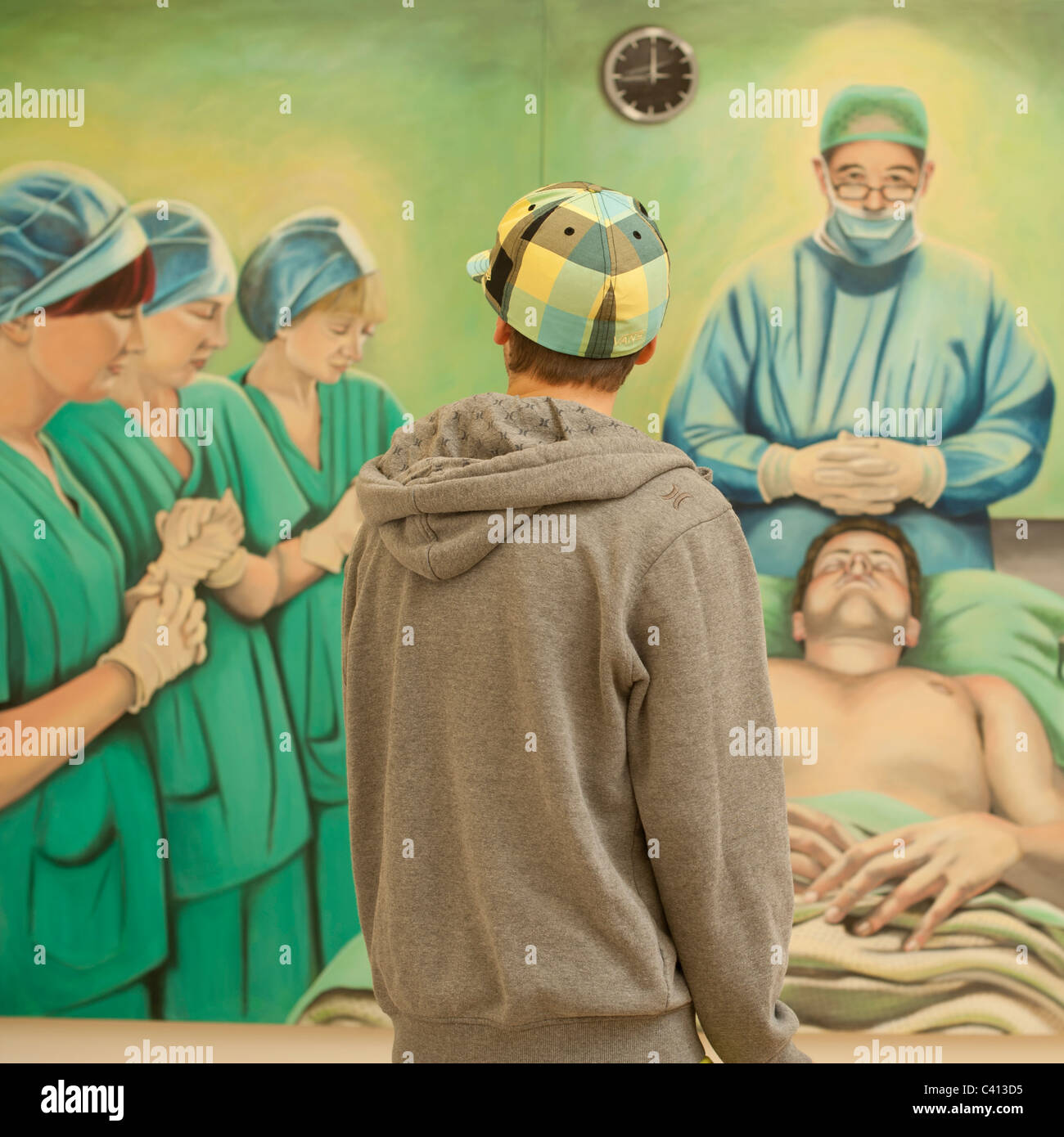 Vue arrière d'un homme regardant un diplôme de peinture voir exposition dans l'École d'art de l'Université d'Aberystwyth, Pays de Galles Banque D'Images