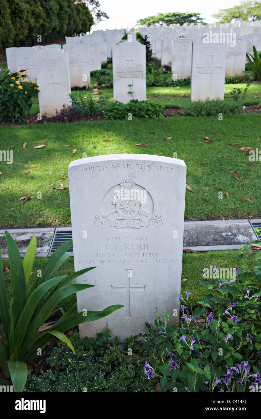 Pierres tombales et des tombes de militaires tués au combat dans le cimetière de guerre Kranji durant la Deuxième Guerre mondiale, l'Asie Singapour Banque D'Images